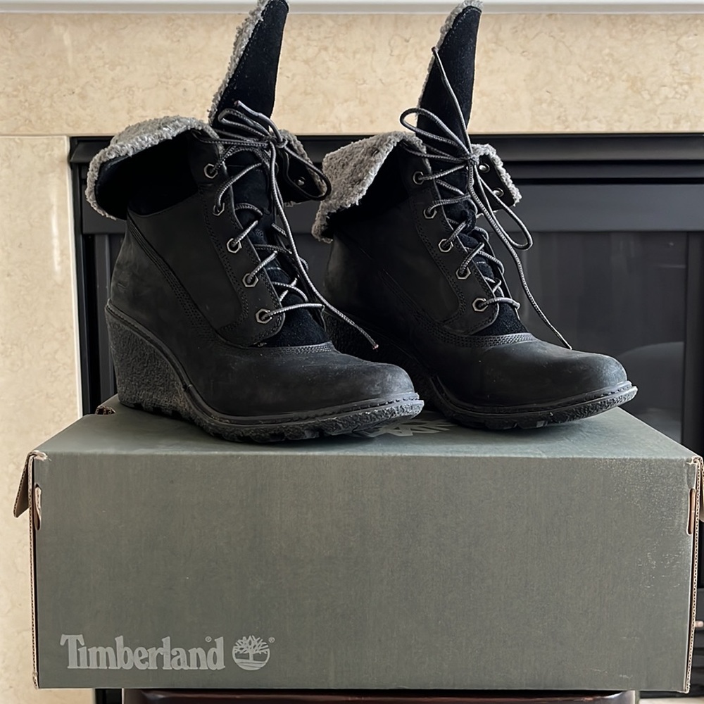 *** SOLD ***
Authentic Timberland Women’s Ankle Boot